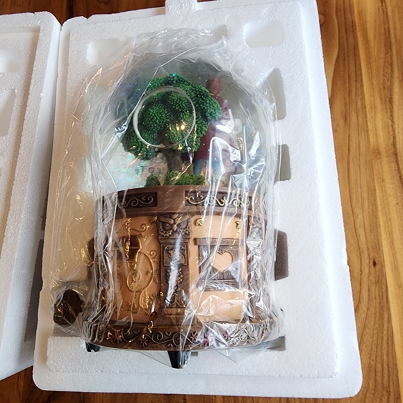 Disney Store Snow White Musical Snow globe "Somenday My Prince Will Come" 10 " - Picture 13 of 14